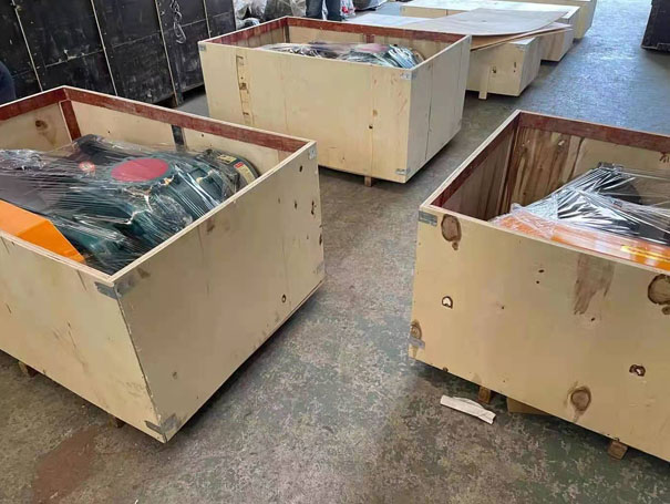 羅茨鼓風(fēng)機(jī)打包 開(kāi)工啦!發(fā)往佛山XQSSR150羅茨鼓風(fēng)機(jī) 30KW4臺(tái)(圖1)